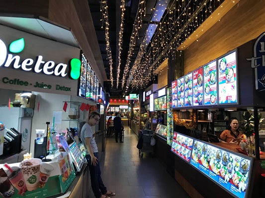 清潔なアジア料理のフードコート