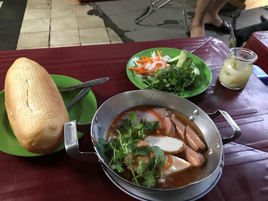 朝食は路面店でバインミーチャオ