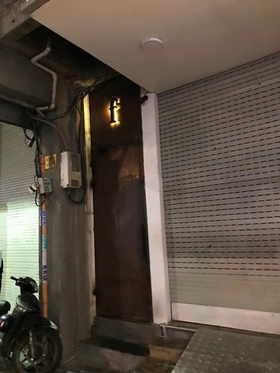 柱のような入り口のホーチミンのバー