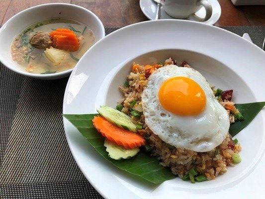 朝食はクメールソーセージのバイリン（炒飯）