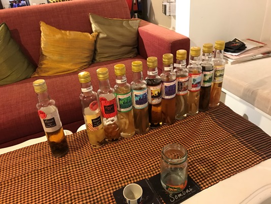 クメール焼酎に様々な素材を漬けたお酒ソンバイ