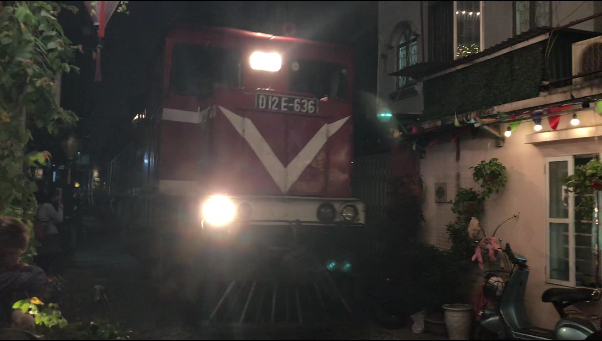 ハノイの生活道路のど真ん中を通過する列車