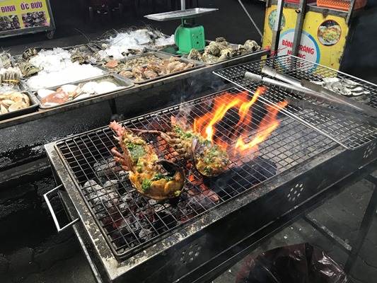 ダナンのナイトマーケットで夕食