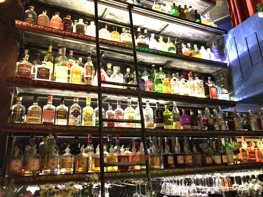 食前酒はジンの種類が豊富なバーで
