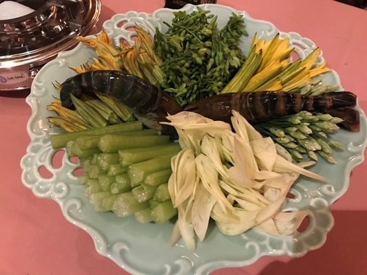 ベトナム南部の名物「花鍋」