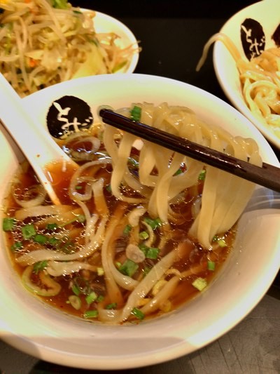 ホーチミンの安定した醤油ベースのつけ麺