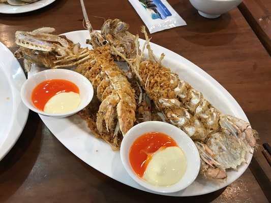 ダナンで巨大蝦蛄を食べる