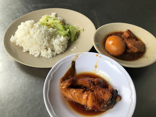 ランチは好きな惣菜を指差して選ぶ定食屋で