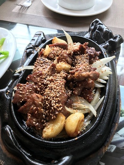 ニンビン省の名物、ヤギ肉とコムチャイをライタイン酒で