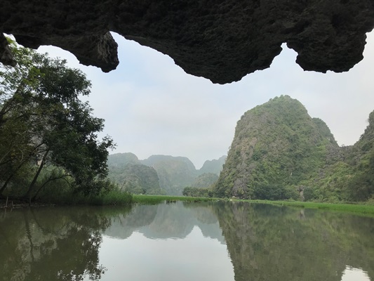陸のハロン湾と呼ばれる水墨画のような世界を楽しめるタムコックボートツアー
