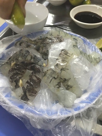 ハノイで柑橘系と塩で食べる海老の刺身