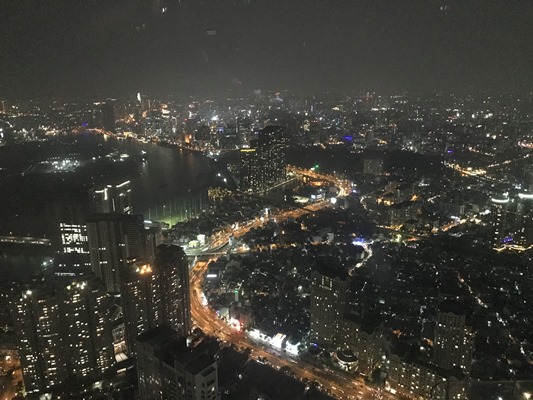 東南アジアで一番高いビルのランドマーク81のバーから見下ろす夜景