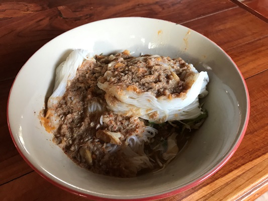 ピリ辛ココナッツミルク和え麺のカオプン