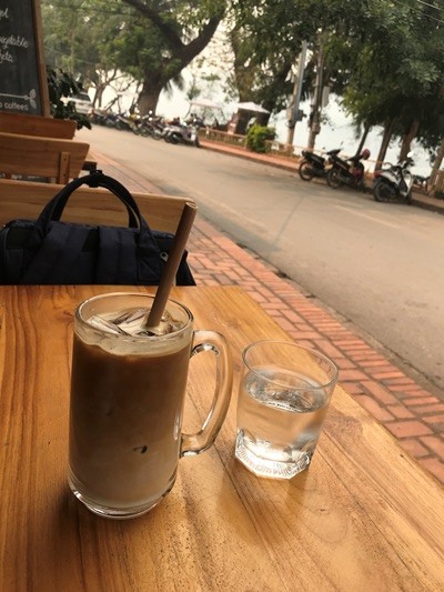 メコン川を眺めながら、ラオコーヒー