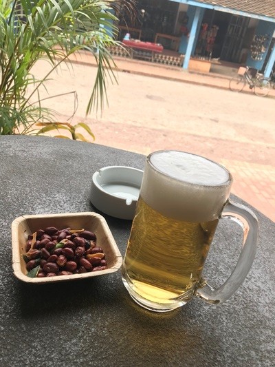 テラス席でラオビール
