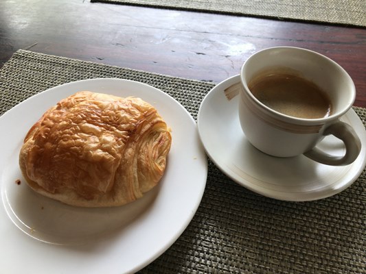 ルアンパバーンでチョコクロワッサンとコーヒー