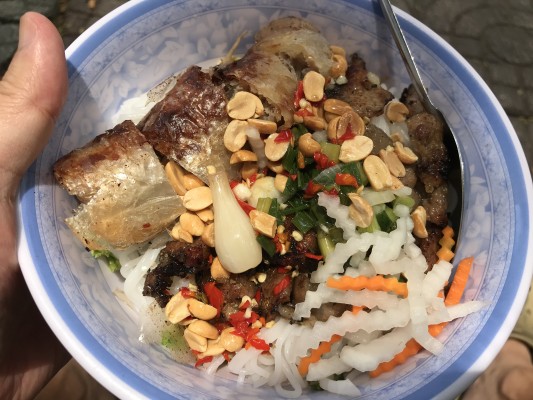 ベトナム南部の豚焼き和え麺のブンティットヌン