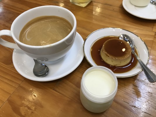 牧場直送の牛乳を使用したベトナムプリンとヨーグルト