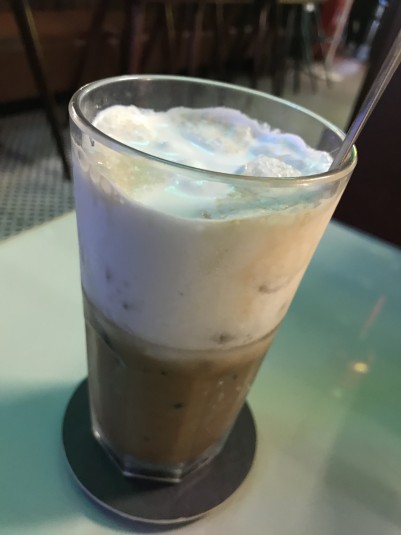 レトロな香港の雰囲気がするホーチミンのカフェで塩コーヒー