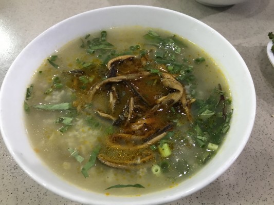 ドンホイ名物タウナギ料理