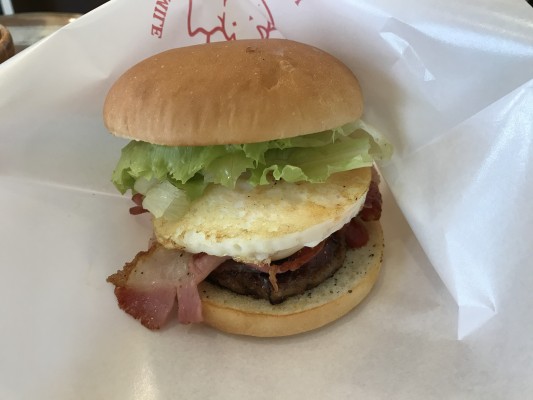 ベーコンエッグバーガー発祥の佐世保バーガーのお店
