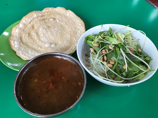 蟹のすり身がたっぷり入った和え麺のブンザム