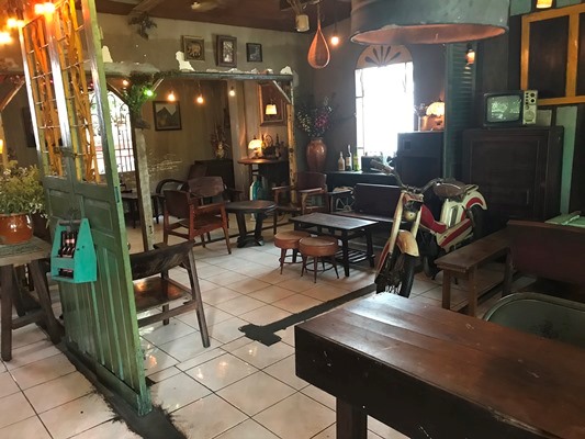 サイゴンと呼ばれていた時代のアンティークな空間を再現したカフェ