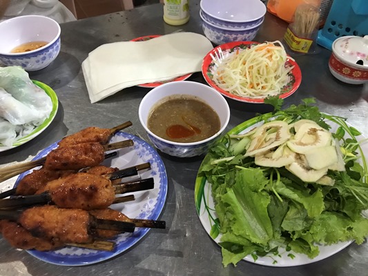 フエの名物バインコアイとネムルイ