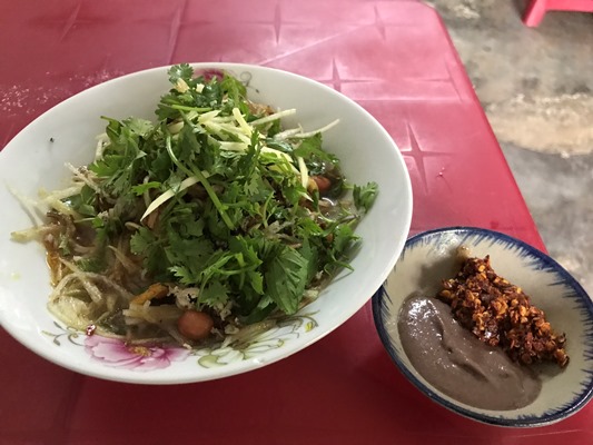 朝食はフエ名物のシジミご飯のコムヘン