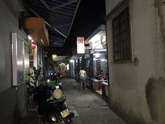 デザートに路地裏でチェー