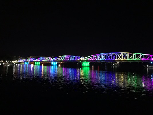 虹色にライトアップされる橋