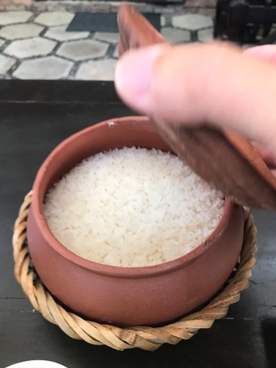 ベトナムの伝統的な土鍋で炊いたご飯のコムニュウ