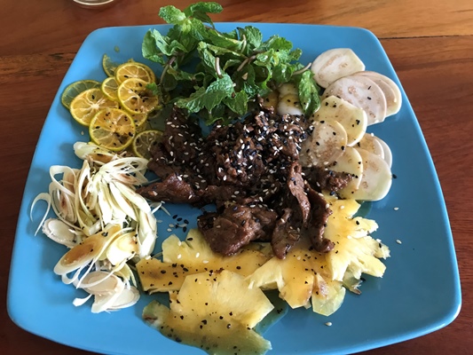 6種類のフレーバーをミックスして味わう牛肉のサラダ