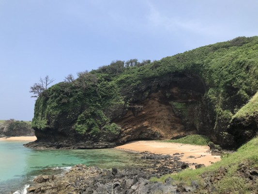 火口が侵食してできた絶景の崖