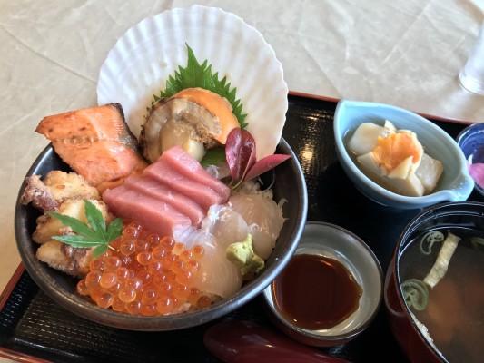 南三陸の海辺の食堂で秋旨丼