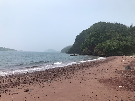 火山特有の赤い砂の海岸