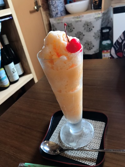 宇久島のカフェで平原ゴルフ場の話を聞く