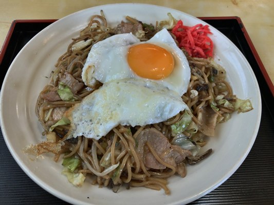 魚介だし汁で蒸し焼きにする石巻焼きそば