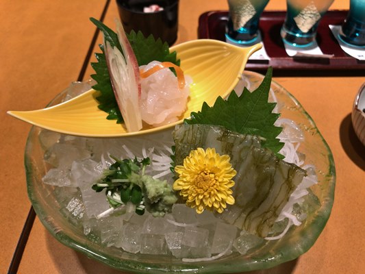 白海老とイカの黒作りで富山の名酒を飲み比べ