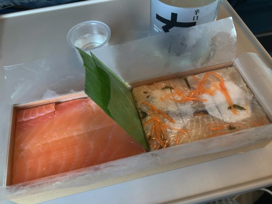 富山の「とろろおにぎり」と「ますの寿司」