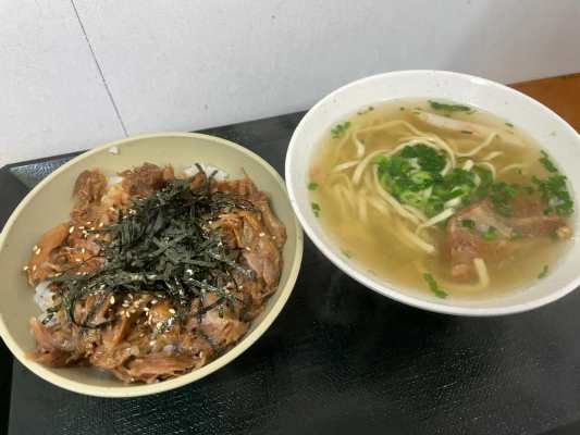 ソーキや三枚肉の端切れを甘く煮込んだ肉丼