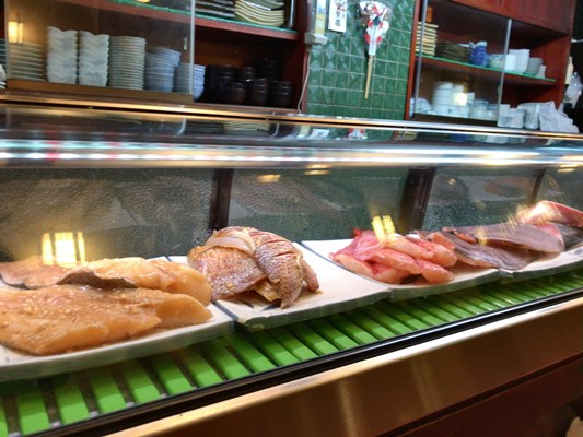 魚をショーケースから選んで焼き魚でいただくお店