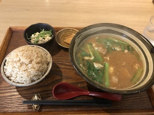 沖縄の味噌汁定食は、どんぶりで出てきます