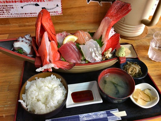 那覇空港近くの魚屋直営の食堂