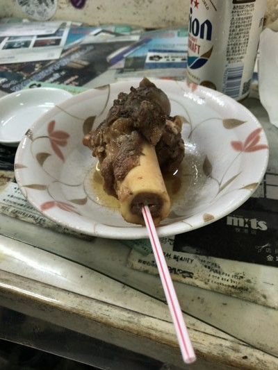 豚の大腿骨の骨髄を吸って食べるゲンコツチュウチュウ