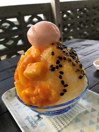瀬底島と伊江島のタッチューを眺めながらかき氷