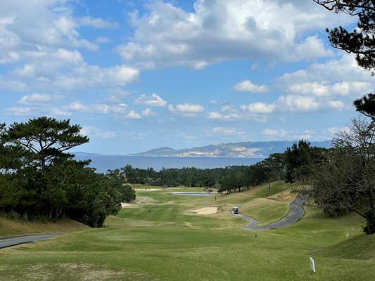 東シナ海を望む恩納村の高台にあるリゾートコース