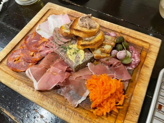 栄町のシャルキュトリーと焼きとん