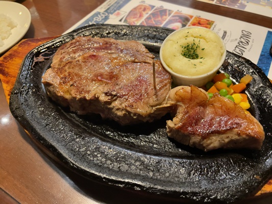 沖縄の老舗ステーキハウスのジャンボプレミアムリブステーキ
