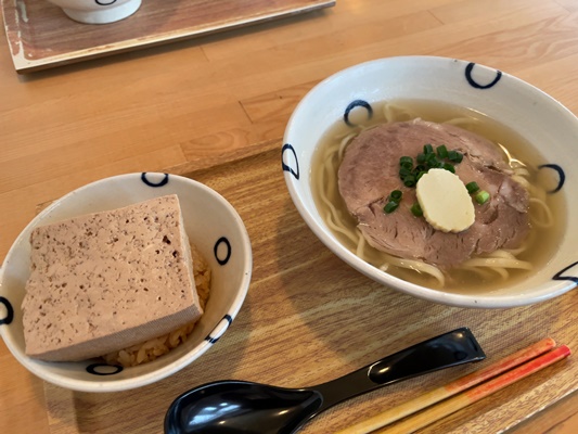 ミシュランビブグルマンのソラノイロ創業者がプロデュースした沖縄そば屋